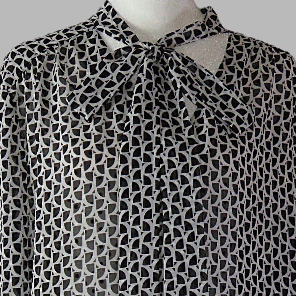 Chico's Women's Geo Bow Semi-Shear Concealed Botton Closure Top Size 3 16XL C461